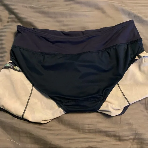 Lululemon Speed Up Shorts - Picture 4 of 6